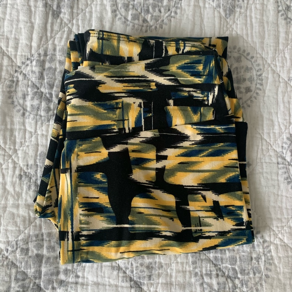 NEW Lularoe One Size Leggings, Black Background
